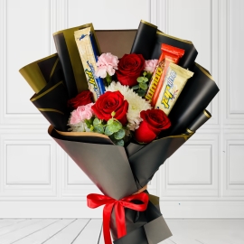 Ramillete de rosas y chocolatinas 