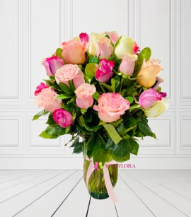 Florero en rosas de colores