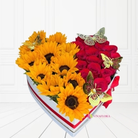 Corazón Floral de Rosas Rojas y Girasoles